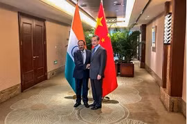 Ngoại trưởng Trung Quốc Vương Nghị và Cố vấn An ninh Quốc gia Ấn Độ Ajit Doval. (Nguồn: news18.com)