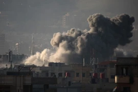 Khói bốc lên sau các cuộc giao tranh ở Zamalka, Đông Ghouta, Syria ngày 12/3. (Nguồn: AFP/TTXVN)