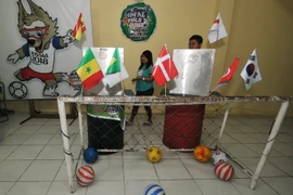 Cử tri bỏ phiếu trong cuộc bầu cử địa phương tại một điểm bầu cử ở Solo, Trung Java, Indonesia ngày 27/6. (Nguồn: AFP/TTXVN)