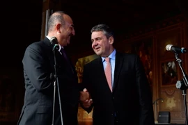 Ngoại trưởng Đức Sigmar Gabriel (phải) và người đồng cấp Thổ Nhĩ Kỳ Mevlut Cavusoglu (trái) đã có cuộc gặp tại thành phố Goslar (Đức). (Nguồn: AFP/TTXVN)