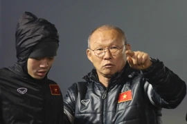 Huấn luyện viên Park Hang-seo chỉ đạo cầu thủ trong buổi tập. (Ảnh: Hoàng Linh/TTXVN)