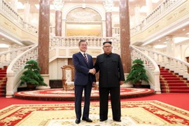 Nhà lãnh đạo Triều Tiên Kim Jong-un (phải) và Tổng thống Hàn Quốc Moon Jae-in tại hội nghị thượng đỉnh lần 3 ở Bình Nhưỡng ngày 18/9/2018. (Ảnh: THX/TTXVN)