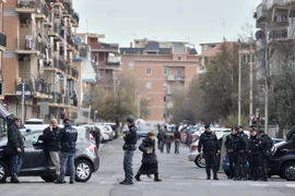 Cảnh sát Italy tuần tra tại Ostia. (Nguồn: AFP/TTXVN)