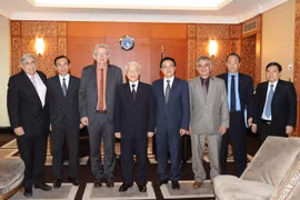 Tổng Bí thư Nguyễn Phú Trọng và Bí thư toàn quốc Đảng Cộng sản Pháp Pierre Laurent (thứ 3 từ trái sang) cùng các đại biểu chụp ảnh chung. (Ảnh: Trí Dũng/TTXVN)