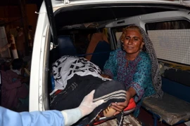 Chuyển thi thể nạn nhân tại hiện trường vụ tấn công ở Mastung, Quetta, Tây Nam Pakistan ngày 13/7. (Nguồn: EFE-EPA/TTXVN)