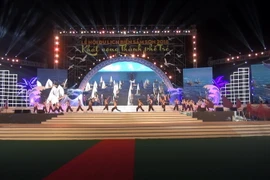 Chương trình nghệ thuật khai mạc Lễ hội du lịch biển Sầm Sơn năm 2018. (Ảnh: Khiếu Tư/TTXVN)