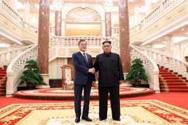 Nhà lãnh đạo Triều Tiên Kim Jong-un (phải) và Tổng thống Hàn Quốc Moon Jae-in tại hội nghị thượng đỉnh lần 3 ở Bình Nhưỡng ngày 18/9/2018. (Ảnh: THX/TTXVN)