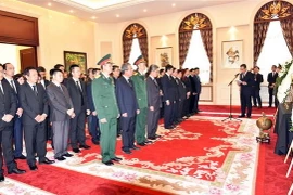 Cán bộ, nhân viên Đại sứ quán Việt Nam tại Trung Quốc viếng Chủ tịch nước Trần Đại Quang. (Ảnh: Vĩnh Hà/TTXVN)