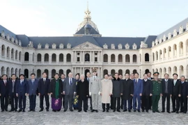 Tổng Bí thư Nguyễn Phú Trọng với các đại biểu tại Điện Invalides. (Ảnh: Trí Dũng/TTXVN)