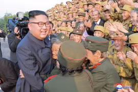 Nhà lãnh đạo Triều Tiên Kim Jong-un (trái) gặp gỡ các cựu chiến binh cuộc chiến tranh Triều Tiên tại lễ kỷ niệm 65 năm ngày ký Hiệp định đình chiến, ngày 26/7. (Nguồn: YONHAP/TTXVN)