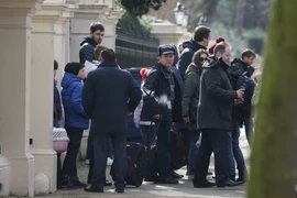 Các nhà ngoại giao Nga và gia đình rời Đại sứ quán Nga ở London, Anh ngày 20/3. (Nguồn: AFP/TTXVN)