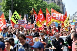 Tuần hành phản đối các kế hoạch cải cách của Tổng thống Pháp Emmanuel Macron tại Paris. (Nguồn: AFP/TTXVN)