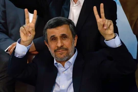 Cựu Tổng thống Iran Mahmoud Ahmadinejad sau khi đăng ký tranh cử Tổng thống tại Tehran ngày 12/4. (Nguồn: AFP/TTXVN)