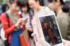 Học sinh Nhật Bản chơi trò chơi điện tử tại Tokyo. (Nguồn: AFP/TTXVN)