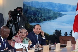 Thủ tướng Nguyễn Xuân Phúc dự Phiên làm việc với các trưởng đoàn G7 và G7 mở rộng. (Ảnh: Thống Nhất/TTXVN)