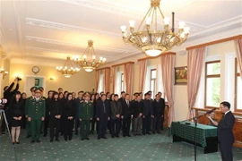 Đại sứ Việt Nam tại Liên bang Nga Ngô Đức Mạnh và cán bộ, nhân viên đại sứ quán, các cơ quan bên cạnh, đại diện các hội, đoàn người Việt, cùng bà con cộng đồng, lưu học sinh Việt Nam tại Liên bang Nga viếng nguyên Tổng Bí thư Đỗ Mười. (Ảnh: Dương Trí/TTXV