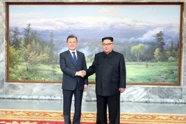 Tổng thống Hàn Quốc Moon Jae-in (trái) và nhà lãnh đạo Triều Tiên Kim Jong-un tại cuộc gặp ở làng đình chiến Panmunjom ngày 26/5. (Ảnh: THX/TTXVN)