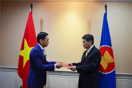 Đại sứ Trần Đức Bình (bên trái) trình Thư ủy nhiệm lên Tổng Thư ký ASEAN Lim Jock Hoi. (Ảnh: Đỗ Quyên/TTXVN)