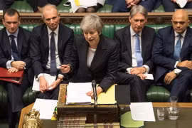 Thủ tướng Anh Theresa May (giữa) tại cuộc họp ở London, Anh. (Ảnh: AFP/TTXVN)