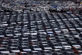 Xe ôtô mới tại một kho bãi ôtô gần cảng Richmond, California, Mỹ. (Ảnh: AFP/TTXVN)