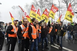 Nhân viên Công ty vận tải đường sắt quốc gia Pháp SNCF đình công tại Paris ngày 9/4. (Nguồn: AFP/TTXVN)