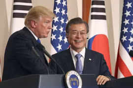 Tổng thống Mỹ Donald Trump và người đồng cấp Hàn Quốc Moon Jae-in. (Nguồn: AP)