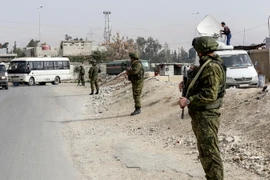Quân cảnh Nga tuần tra gần khu vực Đông Douma. (Nguồn: AFP/TTXVN)