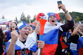 Niềm vui của các cổ động viên Nga sau trận đấu Nga-Tây Ban Nha ở vòng 1/8 World Cup 2018 ngày 1/7. (Ảnh: AFP/TTXVN)