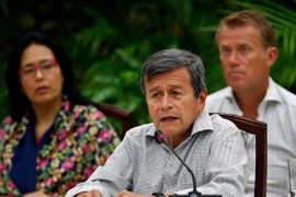 Trưởng đoàn đàm phán của ELN, ông Pablo Beltran (phía trước), phát biểu tại vòng vòng hòa đàm thứ 6 với Chính phủ của Tổng thống Colombia Juan Manuel Santos tại La Habana, Cuba ngày 1/8. (Ảnh: EFE/TTXVN)