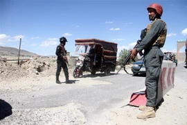 Cảnh sát Afghanistan gác tại chốt an ninh ở Ghazni. (Ảnh: EPA-EFE/TTXVN)