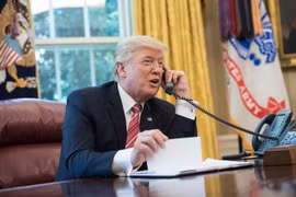 Tổng thống Mỹ Donald Trump trong một cuộc điện đàm ở Washington, DC.. (Nguồn: AFP/TTXVN)