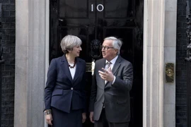 Thủ tướng Anh Theresa May (trái) trong cuộc gặp Chủ tịch Ủy ban châu Âu Jean-Claude Juncker (phải) tại London ngày 26/4/2017. (Ảnh: AFP/TTXVN)