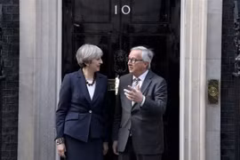 Thủ tướng Anh Theresa May (trái) trong cuộc gặp Chủ tịch Ủy ban châu Âu Jean-Claude Juncker (phải) tại London ngày 26/4/2017. (Ảnh: AFP/TTXVN)