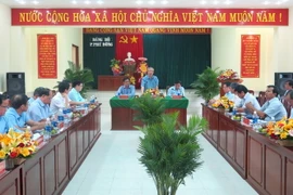 Ông Trần Quốc Vượng làm việc với Đảng ủy phường Phú Đông (thành phố Tuy Hòa). (Ảnh: Thế Lập/TTXVN)