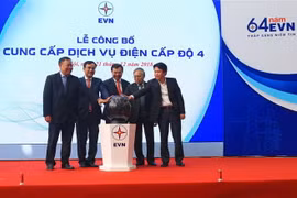 Các đại biểu chung tay kích hoạt dịch vụ Cung cấp dịch vụ điện cấp độ 4. (Ảnh: Ngọc Hà/TTXVN)