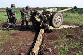 Binh sỹ Chính phủ Syria kiểm tra các khẩu đội pháo đặt tại khu vực giữa Talbiseh và Rastan ở ngoại ô thành phố Homs, Syria. (Nguồn: AFP/TTXVN)