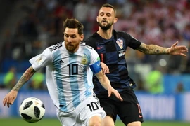Cầu thủ Lionel Messi (phía trước) của Argentina tranh bóng với Marcelo Brozovic của Croatia trong trận đấu ở bảng D World Cup 2018 diễn ra ở Nizhny Novgorod, Nga ngày 21/6. (Ảnh: THX/TTXVN)