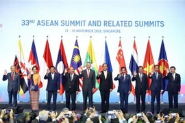 Các trưởng đoàn chụp ảnh chung tại Lễ khai mạc Hội nghị Cấp cao ASEAN 33. (Ảnh: Thống Nhất/TTXVN)