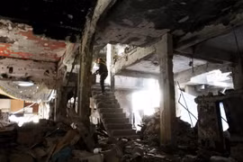 Tòa nhà tại trại tị nạn Yarmuk đổ nát do xung đột ở thủ đô Damascus, Syria. (Nguồn: AFP/TTXVN)