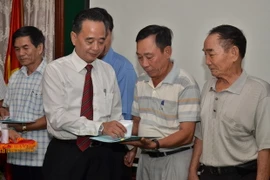 Chủ tịch Hội Khmer-Việt Nam tại Campuchia Châu Văn Chi trao con dấu mới cho các ban và chi hội thành viên. (Ảnh: Nhóm phóng viên TTXVN tại Campuchia)