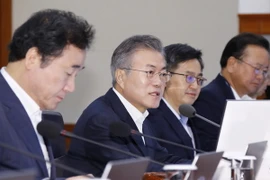 Tổng thống Hàn Quốc Moon Jae-in (thứ 2, trái) tại cuộc họp nội các ở thủ đô Seoul ngày 28/8. (Ảnh: Yonhap/TTXVN)