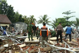 Cảnh đổ nát, hoang tàn bên bờ biển Carita, tỉnh Banten, Indonesia. (Ảnh: Đỗ Quyên/Vietnam+)