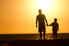 ''Các ông bố ơi, khi con còn bé hãy tranh thủ làm người hùng!''