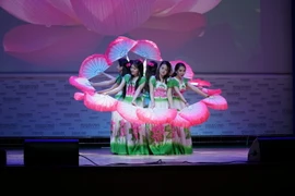 Múa Hoa sen, tiết mục nhận được nhiều tán thưởng nhất chương trình. (Ảnh: Lê Hằng/TTXVN)