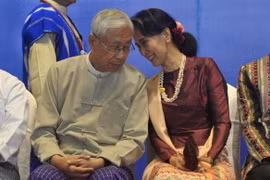 Phó Tổng thống U Myint Swe (trái) và Cố vấn Nhà nước Aung San Suu Ky. (Nguồn: AFP)