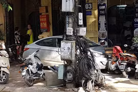 Xe ôtô lao lên vỉa hè gây tai nạn liên hoàn, một phụ nữ tử vong