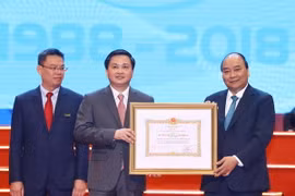 Thủ tướng Nguyễn Xuân Phúc trao tặng Huân chương Lao động hạng Nhất cho Ngân hàng Thương mại cổ phần Công thương Việt Nam (VietinBank). (Ảnh: Thống Nhất/TTXVN)