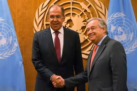 Tổng Thư ký Liên hợp quốc Antonio Guterres (phải) và Ngoại trưởng Nga Sergey Lavrov (trái) tại cuộc gặp ở New York. (Ảnh: AFP/TTXVN)