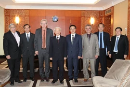 Tổng Bí thư Nguyễn Phú Trọng và Bí thư toàn quốc Đảng Cộng sản Pháp Pierre Laurent (thứ 3 từ trái sang) cùng các đại biểu chụp ảnh chung. (Ảnh: Trí Dũng/TTXVN)