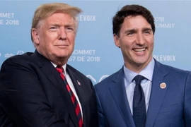 Thủ tướng Canada Justin Trudeau (phải) và Tổng thống Mỹ Donald Trump tại cuộc gặp ở Quebec (Canada) ngày 8/6. (Ảnh: AFP/TTXVN)